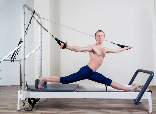 Pilates reformatora treningu ćwiczenia człowiek siłowni kryty — Zdjęcie stockowe