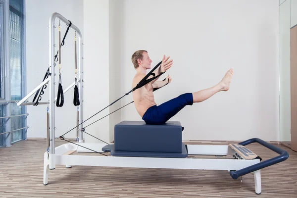 Pilates αναμορφωτήρα προπόνηση άνθρωπος ασκήσεις στο γυμναστήριο και εσωτερική — Φωτογραφία Αρχείου