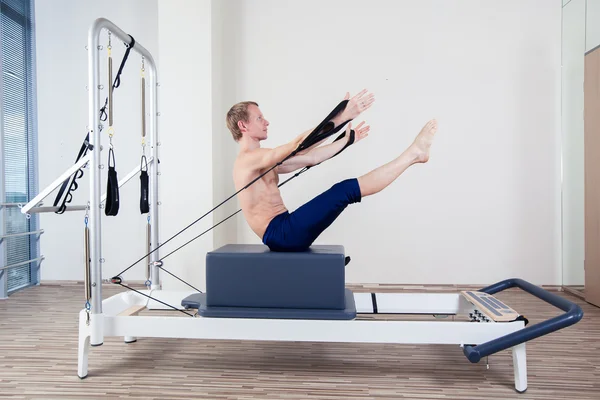 Pilates réformateur exercices d'entraînement homme à la salle de gym intérieure — Photo