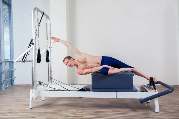 改革者普拉提锻炼锻炼在健身房室内的人 — 图库照片