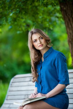 Kız parkta bir kitap okuma
