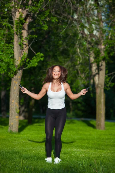 Deporte, actividad. Mujer linda con saltar la cuerda — Foto de Stock