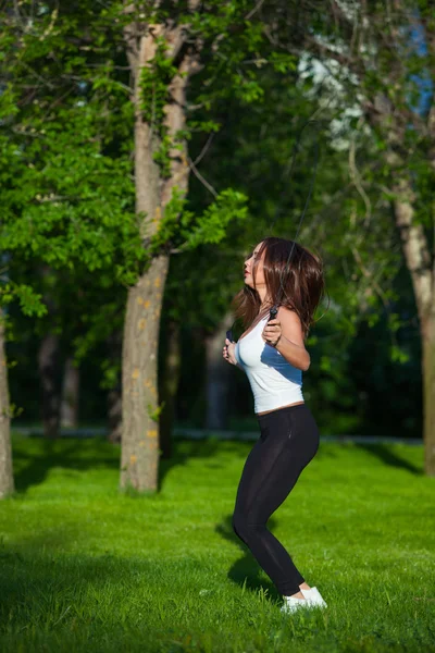 Deporte, actividad. Mujer linda con saltar la cuerda — Foto de Stock
