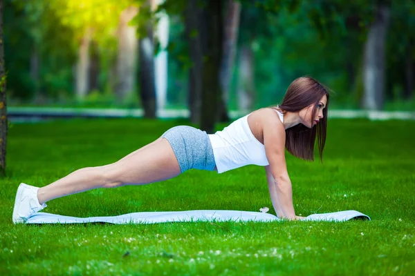 Concepto de fitness y estilo de vida - mujer haciendo deportes al aire libre —  Fotos de Stock