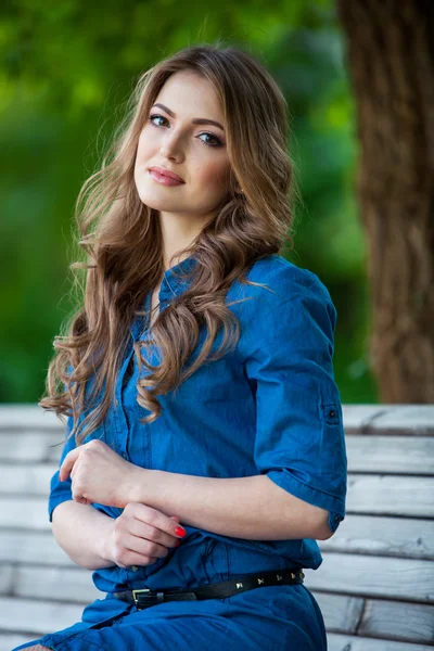 Porträt einer schönen Blondine im Freien im Park — Stockfoto