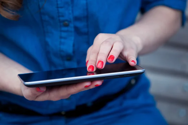 Seitenansicht einer jungen Frau mit Tablet-Computer auf Parkbank — Stockfoto