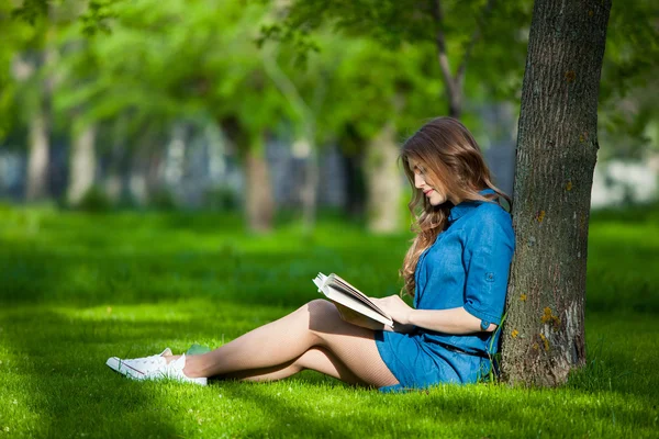 Menina lendo um livro no parque — Fotografia de Stock