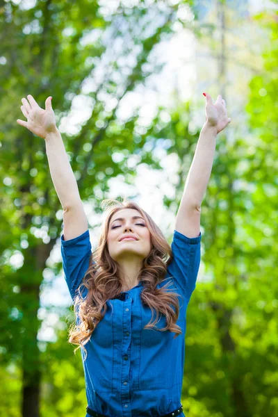 Free Happy Woman Enjoying Nature. Outdoor. Freedom concept. Beauty Girl over Sky and Sun. Sunbeams — Stock Photo, Image