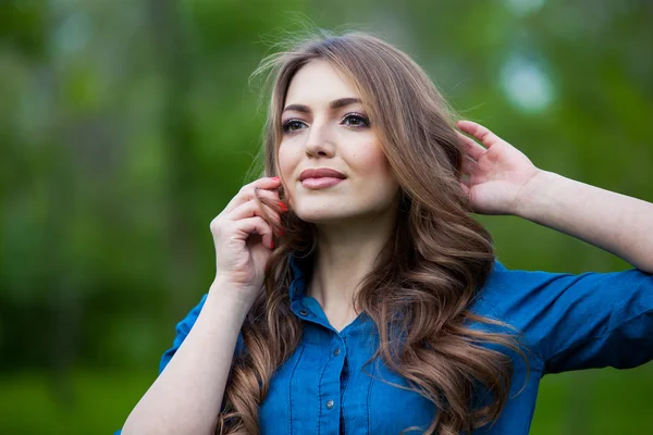 Portret van een mooie blonde buiten in het park Stockfoto