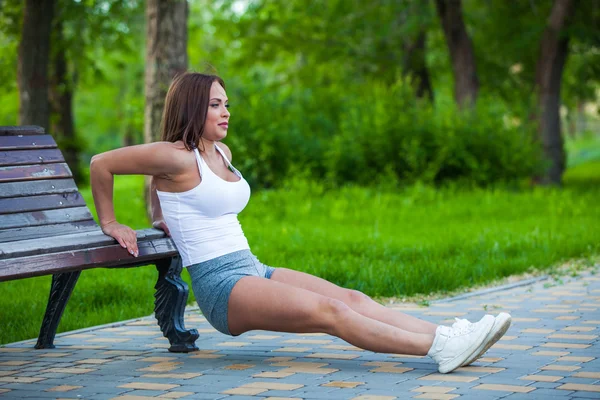 Concepto de fitness y estilo de vida - mujer haciendo deportes al aire libre —  Fotos de Stock