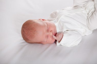 Yeni doğmuş bebek huzur içinde uyuyor.