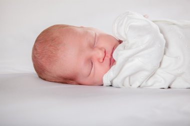 Yeni doğmuş bebek huzur içinde uyuyor.