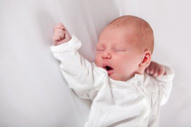 Yeni doğmuş bebek huzur içinde uyuyor.