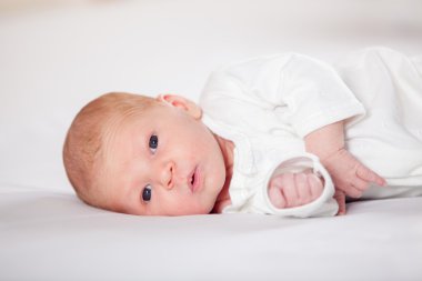 Huzur içinde yalan, beyaz bir arka plan üzerinde yeni doğan bebek