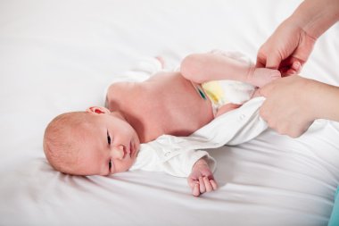 Yeni doğan bebek gizlenmiş, çocuk bezi değiştirmek hazır