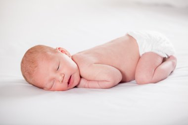 Yeni doğmuş bebek huzur içinde uyuyor.