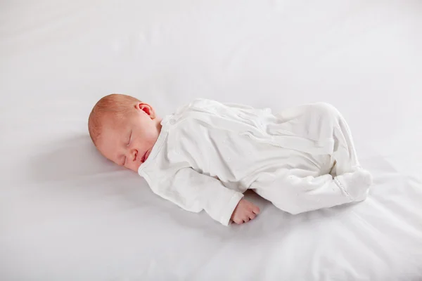 Bebê recém-nascido dormindo pacificamente — Fotografia de Stock