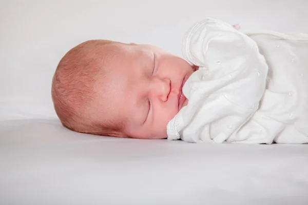 Новонароджена дитина мирно спить — стокове фото