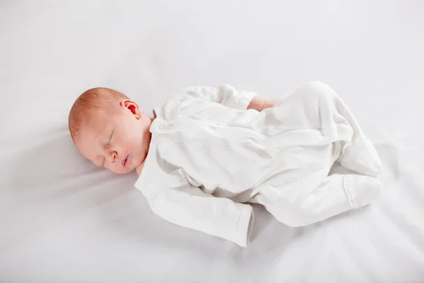 Bebê recém-nascido dormindo pacificamente — Fotografia de Stock