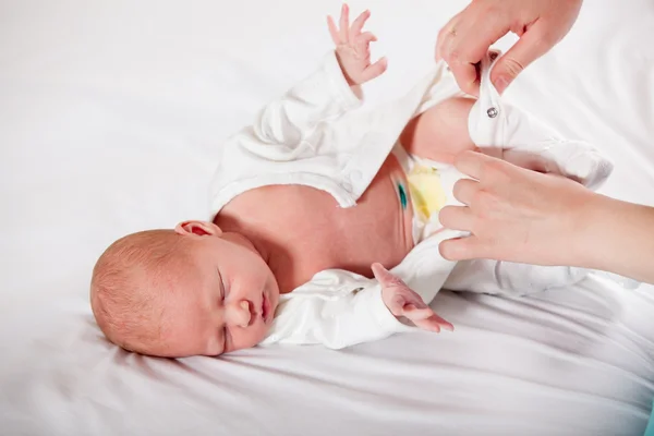 Neugeborenes verkleidet, bereit, Windeln zu ersetzen — Stockfoto