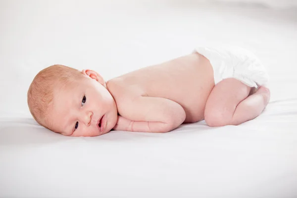 Neugeborenes friedlich liegend, auf weißem Hintergrund — Stockfoto