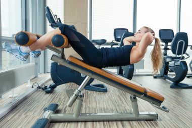 Spor salonunda basın fitness egzersiz yaparak güzel spor kadın