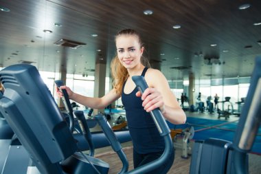 güzel kız üzerinde özel spor ekipmanları Gym eğitim portresi
