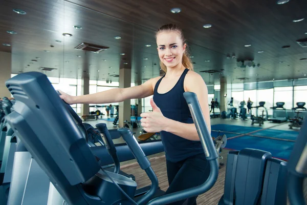 Retrato de niña bonita entrenando en equipo deportivo especial en el gimnasio — Foto de Stock