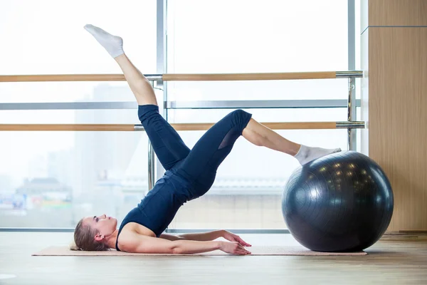 Giovane donna che lavora in palestra — Foto Stock