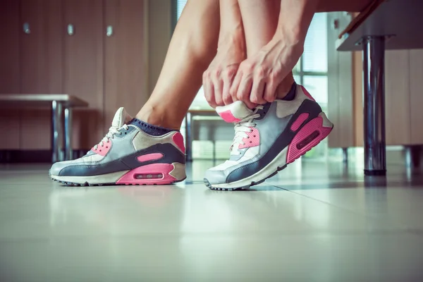 Sporty woman tying her shoelaces close up — Stock Photo, Image