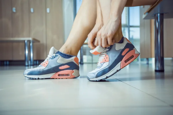 Sporty woman tying her shoelaces close up — Stock Photo, Image