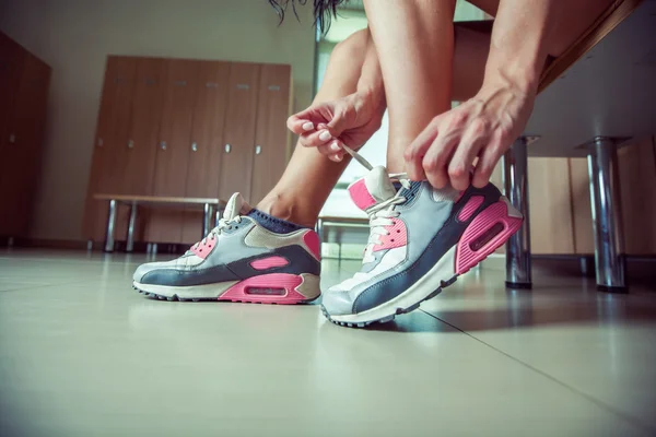 Deportiva mujer atando sus cordones de cerca —  Fotos de Stock