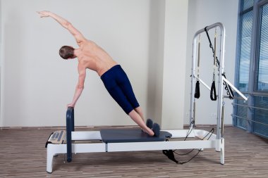 Adam kapalı spor salonunda Pilates reformer Egzersiz Egzersizler