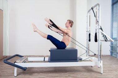 Adam kapalı spor salonunda Pilates reformer Egzersiz Egzersizler