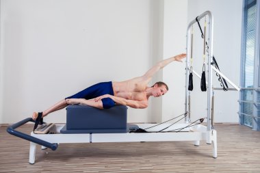 Adam kapalı spor salonunda Pilates reformer Egzersiz Egzersizler