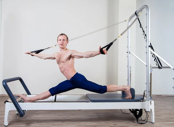改革者普拉提锻炼锻炼在健身房室内的人 — 图库照片