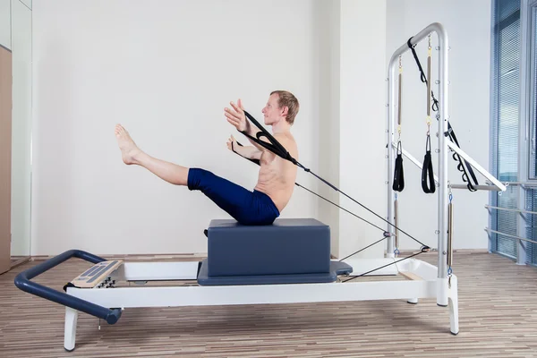Pilates αναμορφωτήρα προπόνηση άνθρωπος ασκήσεις στο γυμναστήριο και εσωτερική — Φωτογραφία Αρχείου