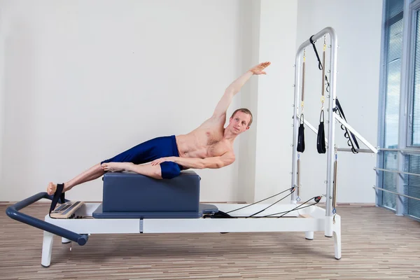 Pilates hervormer training oefeningen man op gym binnen — Stockfoto