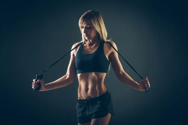 Desporto, actividade. Mulher bonito com pular corda. Menina muscular fundo preto . — Fotografia de Stock