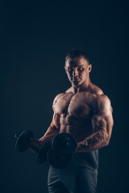 Kas pazı bukleler yapan erkek.