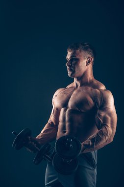 Kas pazı bukleler yapan erkek.