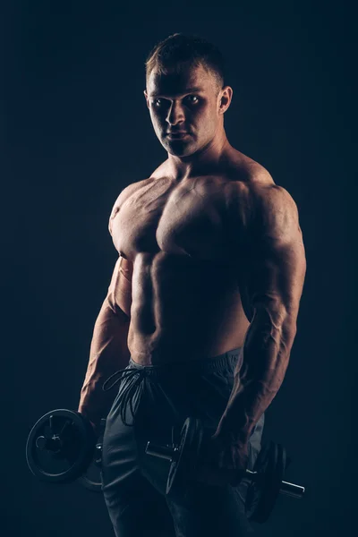 Músculo homem fazendo cachos de bíceps . — Fotografia de Stock