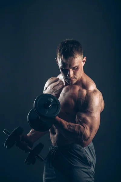 Muscle man doing bicep curls. — Stock Photo, Image