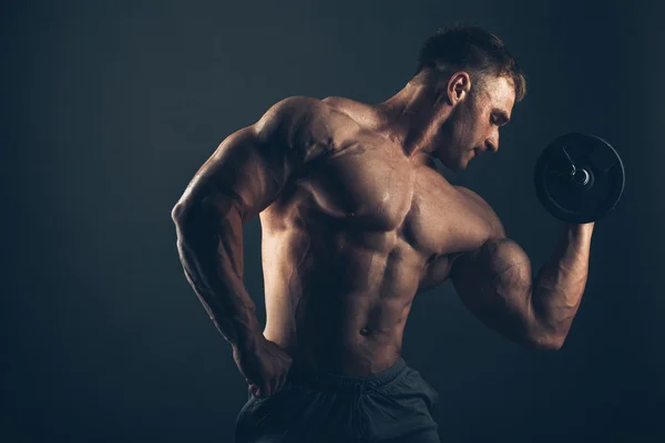 Muscle man doing bicep curls. — Stock Photo, Image