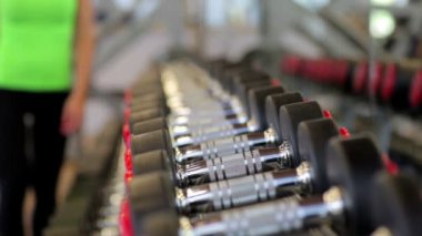 El tutma halter. Yakın çekim. Jimnastik salonu kas kol. Eğitim, spor, el, halter, trainnings. -Sağlıklı yaşam ve fitness kavramı. fitness ve spor ile ilgili madde.