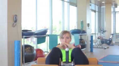 spor salonunda basın fitness egzersiz yaparak güzel spor kadın