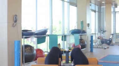 spor salonunda basın fitness egzersiz yaparak güzel spor kadın