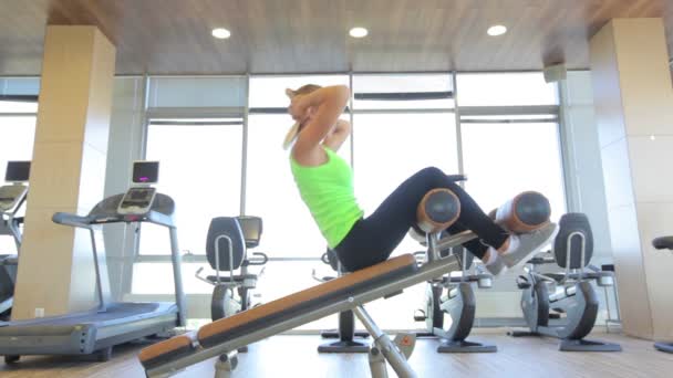 Mulher esporte bonito fazendo exercício de fitness imprensa no ginásio esporte — Vídeo de Stock