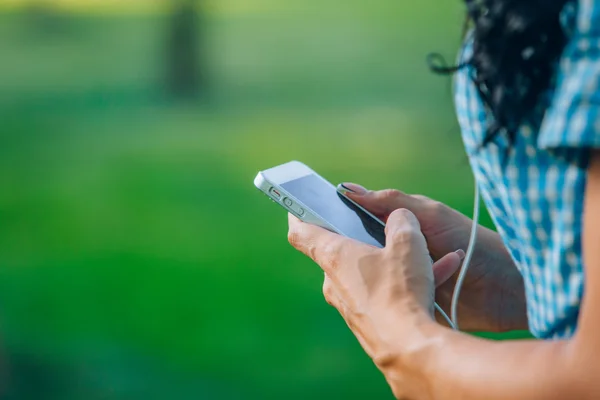 Porträt schöne Frau, die mit ihrem Handy SMS schreibt — Stockfoto