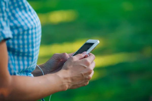 Porträt schöne Frau, die mit ihrem Handy SMS schreibt — Stockfoto